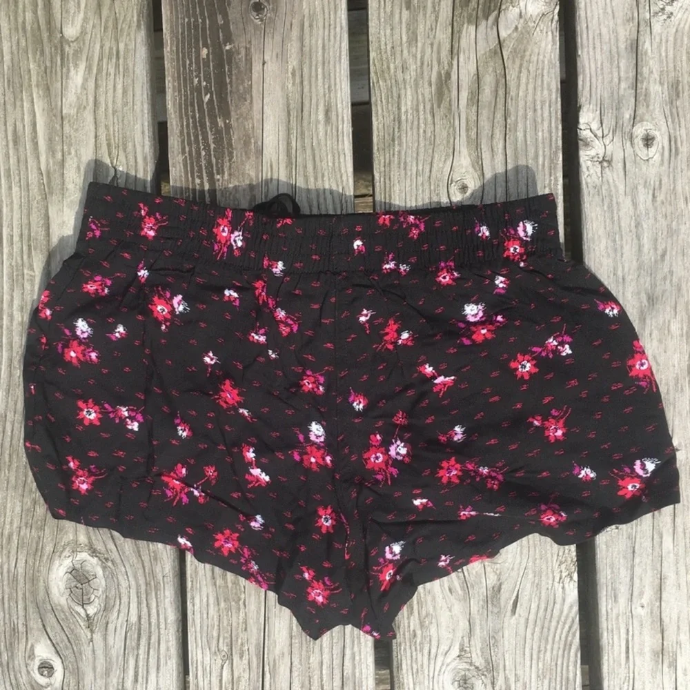 - Socialite Sz L Relaxed Floral Print Shorts! NEW!